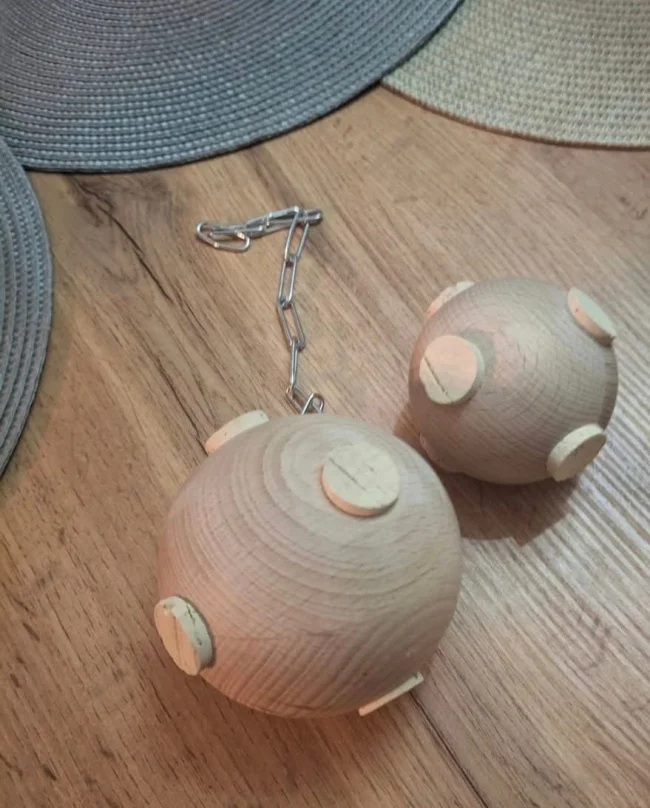 Buková koule k zavěšení s korkem - Obrázek 3